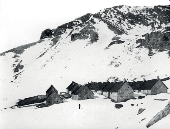 Le camp des Fourches à la fin de l’hiver, fin XIXe siècle - Image en taille réelle, .JPG 812Ko (fenêtre modale)