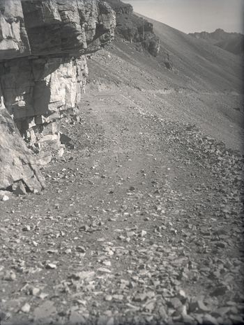 L’ancienne piste du col photographiée vers 1950 - Image en taille réelle, .JPG 1,81Mo (fenêtre modale)