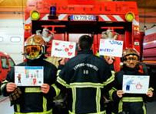 Des enfants confiés remercient les pompiers - Image en taille réelle, .JPG 70Ko fenêtre modale