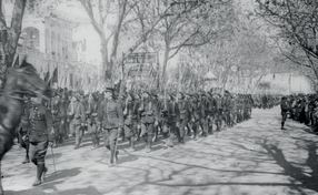 Défilé des chasseurs alpins du 27e BACP à Grasse le 13 avril 1916 - Image en taille réelle, .JPG 541Ko (fenêtre modale)