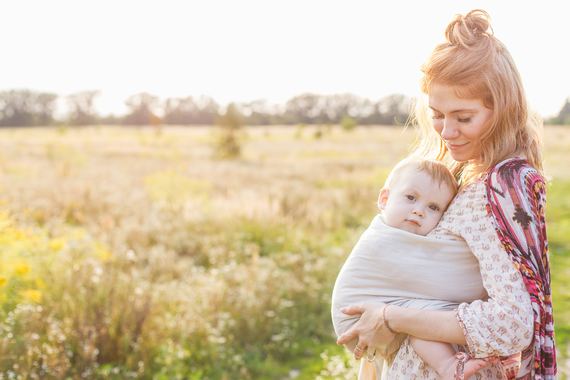 Little baby boy and his mother walking in the fields during summer day. Mother is holding and tickling her baby, babywearing in sling. Natural parenting concept - Image en taille réelle, .JPG 8,67Mo (fenêtre modale)